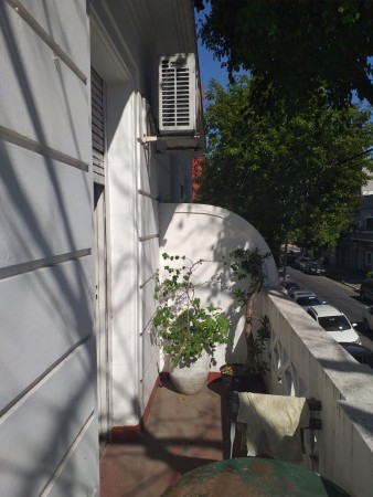 Venta departamento 3 ambientes con balcon y jardin