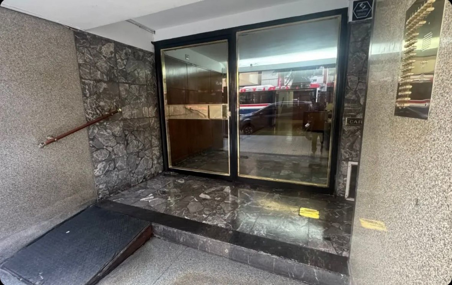 4 ambientes c/dependencia 7mo piso frente balcon- Av. Sta. Fe 2644